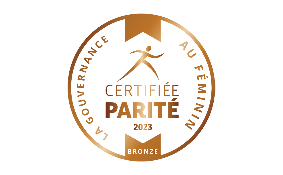 Insigne de certification en bronze comportant un chiffre et un texte : « Certifiée Parité 2023 La Gouvernance au Féminin.